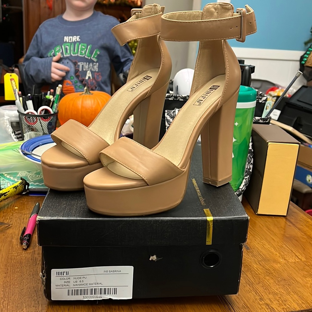 NIB DIDIFU 5 inch heel Sabrina, block heel with angle strap, faux leather